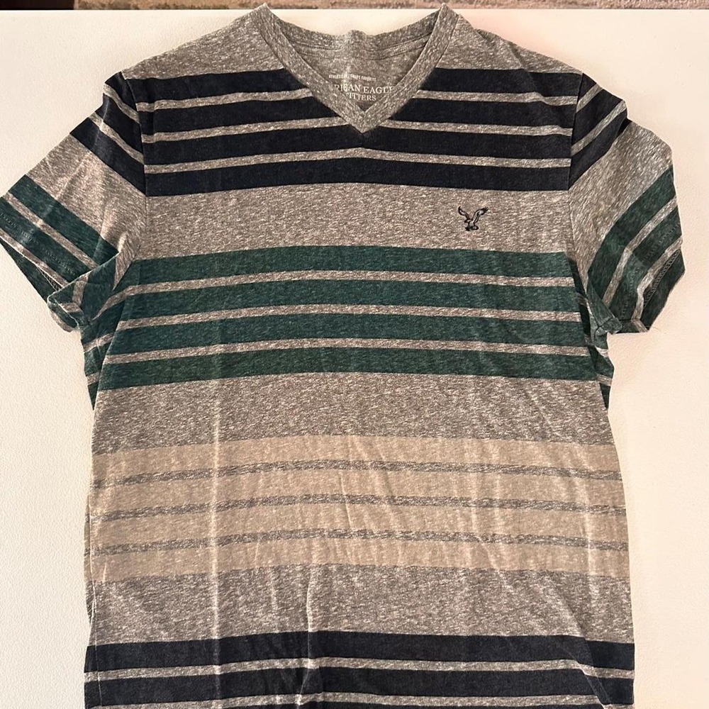 American Eagle v-neck tee size Larg